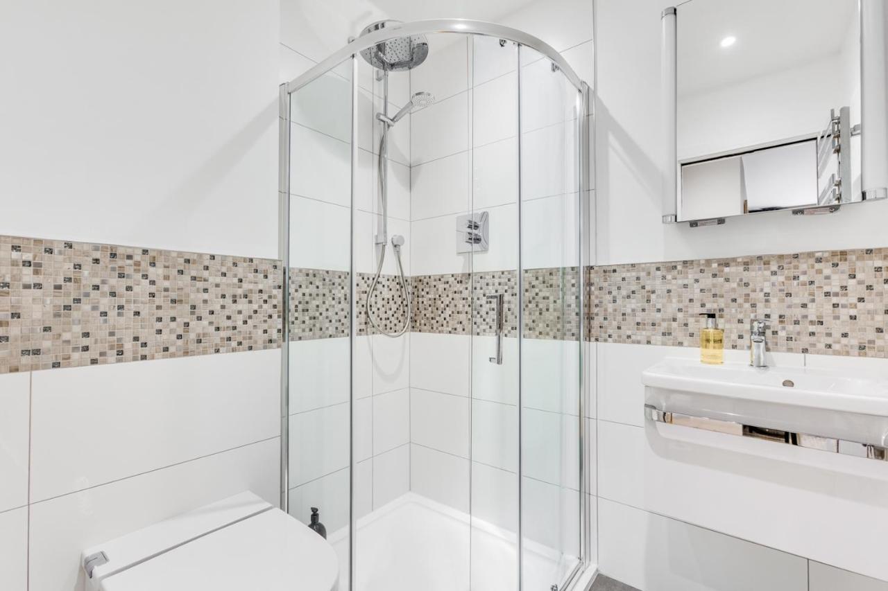 Executive 2 Bedroom Apt City Centre Free Pkg , Wifi By Tent Serviced Apartments Staines-upon-Thames Εξωτερικό φωτογραφία